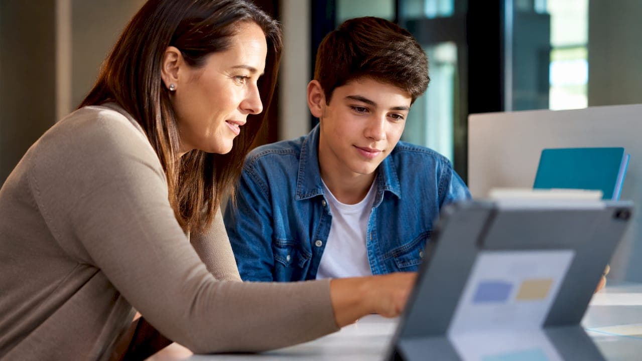 Centros y familias: obligaciones y recursos AEPD sobre datos de menores
